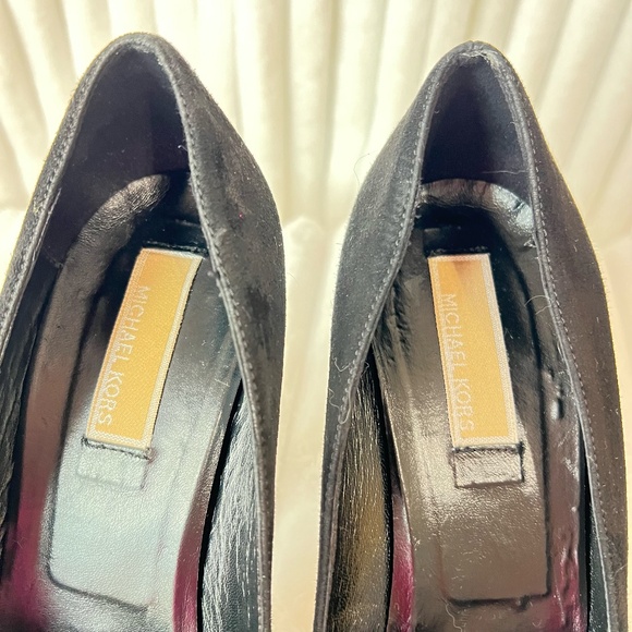 Michael Kors Suede Black 4 1/2 " Heel + 1/2 " Plato Pumps Size 8 1/2 - Picture 7 of 12
